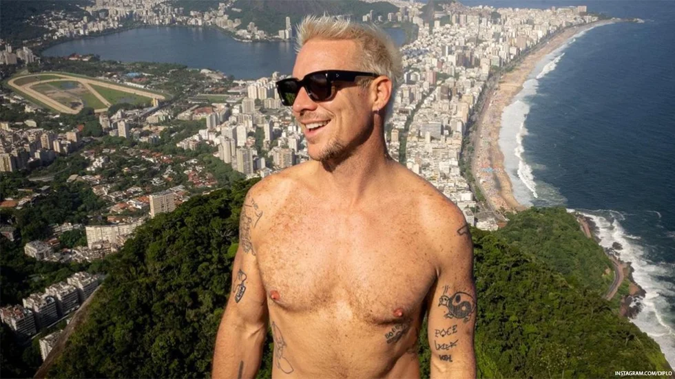 Diplo bares his buns in cheeky snap